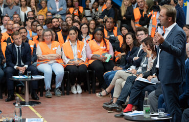 Photo de Emmanuel Macron et Muriel Pénicaud, chez Ateliers Sans Frontières 